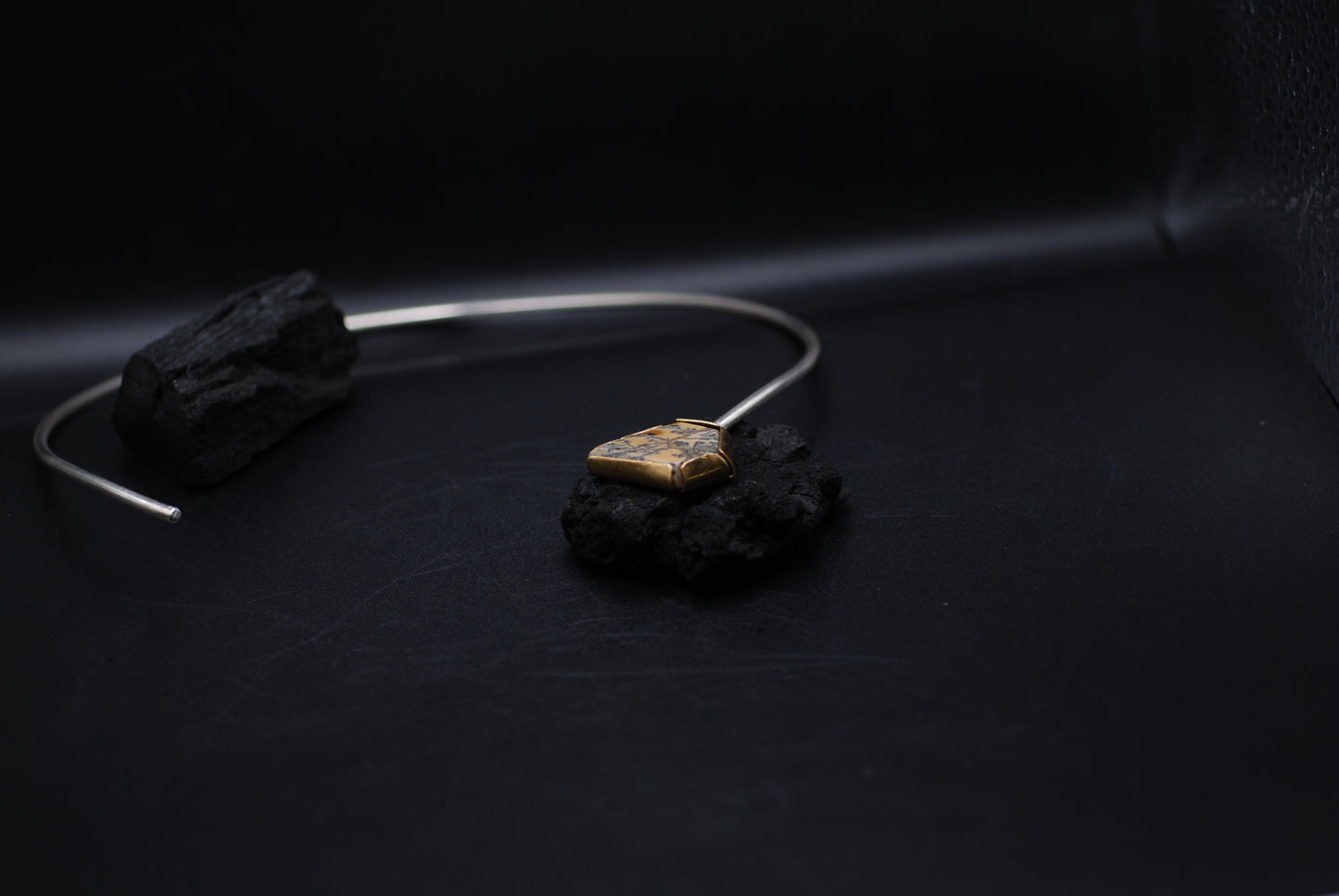 Yellow agate triangle
