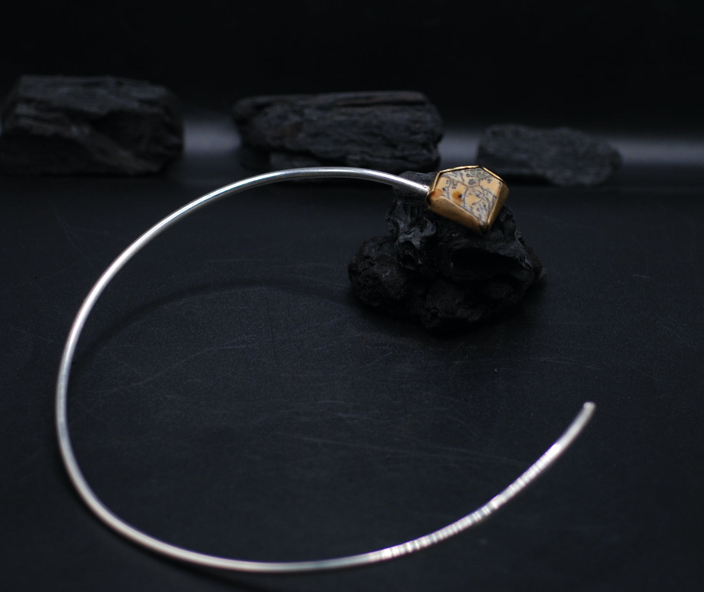 Yellow agate triangle